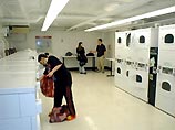 Как сообщает местная полиция, камеры наблюдения в прачечной зафиксировали, как женщина засовывает ребенка в огромную стиральную машину "ладнромат" Как сообщает местная полиция, камеры наблюдения в прачечной зафиксировали, как женщина засовывает ребенка в огромную стиральную машину "ладнромат"