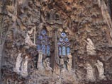 Среди многочисленных произведений зодчего самым знаменитым считается незавершенный храм Святого семейства в столице Каталонии - Барселоне