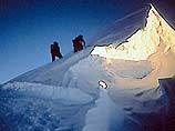 Россиянин отметил 50-летие покорения Эвереста на вершине горы