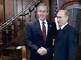 Владимир Путин и Джордж Буш встретились в центре зала, пожали друг другу руки, затем сели в кресла