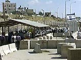 В воскресенье ночью израильские власти отменили режим "закрытых палестинских территорий". По словам министра обороны Израиля Шауля Мофаза, вечером 31 мая блокада была снята с Западного берега реки Иордан и сектора Газы