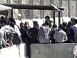 По данным израильского радио, согласно достигнутой на недавних переговорах между Ариэлем Шароном и Махмудом Аббасом /Абу Мазеном/ договоренности, за пределы "зеленой черты" смогут пройти 25 тысяч палестинцев, которые получили разрешение на работу в Израил По данным израильского радио, согласно достигнутой на недавних переговорах между Ариэлем Шароном и Махмудом Аббасом /Абу Мазеном/ договоренности, за пределы "зеленой черты" смогут пройти 25 тысяч палестинцев, которые получили разрешение на работу в Израил