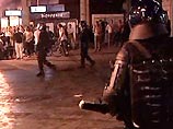 Полиция для разгона разбушевавшейся толпы "профессиональных погромщиков и антиглобалистов" применила гранаты со слезоточивым газом, отметили в министерстве юстиции