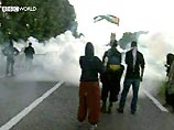 Столкновения антиглобалистов с полицией произошли утром в воскресенье на шоссе, ведущем из городка Анмас в Эвиан, где сегодня открывается саммит "большой восьмерки"