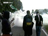 Группа демонстрантов численностью от 1,5 до 2 тыс. человек вышла из Анмаса, в окрестностях которого разбит палаточный лагерь антиглобалистов, и двинулась по шоссе в сторону Эвиана