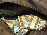 Во Владивостоке вооруженные грабители забрали у инкассаторов полмиллиона рублей