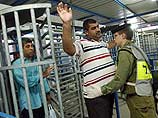 Израиль начал освобождать из военных тюрем палестинских заключенных. Сегодня будут выпущены на свободу 90 из 6 тысяч палестинцев, арестованных во время армейских операций