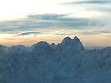 Группа российских альпинистов решила установить своеобразный рекорд - в полночь спортсмены собираются покорить Эльбрус, самую высокую вершину Европы