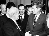 Чтобы урегулировать свои отношения, президенту США Джону Кеннеди и советскому руководителю Никите Хрущеву пришлось тогда говорить друг с другом через посредников
