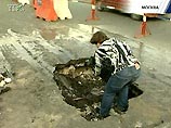Кроме того, по данным центра 'Диггерспас', в понедельник примерно в 12 часов в столичной подземке произошла еще одна авария: на станции метро 'Выхино' обвалилась бетонная стена с кабелями