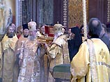 В храме Христа Спасителя перед ковчегом с мощами был совершен молебен В храме Христа Спасителя перед ковчегом с мощами был совершен молебен
