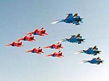 Над Красной площадью планируется проведение демонстрационных полетов пилотажных групп "Русские витязи" на самолетах Су-27 и "Стрижи" на самолетах МиГ-29