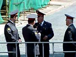 Вместе с тем он подчеркнул, что на усиленный режим несения службы московская милиция в связи с предстоящими праздниками не переходила Вместе с тем он подчеркнул, что на усиленный режим несения службы московская милиция в связи с предстоящими праздниками не переходила