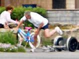 Очевидцы произошедшего говорят, что после игры в теннис, Буш решил опробовать самокат нового поколения Segway. Не выпуская из рук теннисную ракетку, он попытался лихо вскочить на "чудо техники", однако не удержал равновесия и упал Очевидцы произошедшего говорят, что после игры в теннис, Буш решил опробовать самокат нового поколения Segway. Не выпуская из рук теннисную ракетку, он попытался лихо вскочить на "чудо техники", однако не удержал равновесия и упал