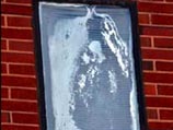 На оконном стекле одного из корпусов клиники города Милтон неожиданно стал проявляться силуэт фигуры, очертаниями напоминающей образ Мадонны