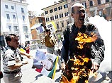 Два иранца подожгли себя во время митинга перед зданием посольства Франции в Риме Два иранца подожгли себя во время митинга перед зданием посольства Франции в Риме