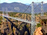42-летний Стивен Проссер из Стаффордшира, накануне сбросился с моста Royal Gorge Bridge в реку Арканзас в штате Колорадо