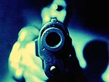 Двое преступников в масках, вооруженные пистолетом и обрезом охотничьего ружья, напали в подъезде дома, где располагается офис фирмы, на бухгалтера предприятия