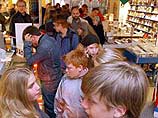 Тысячи британцев выстроились в очереди в круглосуточных магазинах и супермаркетах, где можно купить долгожданную новинку