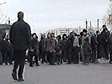 Жители Покрова перекрыли трассу Москва - Казань. Они требуют выплатить им зарплату Жители Покрова перекрыли трассу Москва - Казань. Они требуют выплатить им зарплату