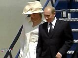 Описывая первый день визита Владимира Путина в Соединенное Королевство, многие средства массовой информации немало внимания уделили двум моментам - опозданию президента и костюму его супруги Описывая первый день визита Владимира Путина в Соединенное Королевство, многие средства массовой информации немало внимания уделили двум моментам - опозданию президента и костюму его супруги
