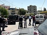 Израильские военные застрелили двух террористов с "поясами смертников" Израильские военные застрелили двух террористов с "поясами смертников"