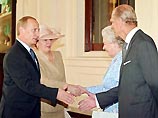 На крыльце во внутреннем дворике Букингемского дворца состоялась краткая церемония прощания королевы Великобритании Елизаветы Второй и герцога Эдинбургского Филипа с президентом России и его супругой