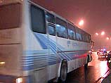 Автобус отправился с Ленинск-Кузнецкого автовокзала в 00:30, а примерно в 1:40 двое пассажиров надели маски и подошли к водителю и его напарнику