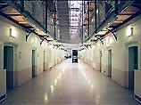 В штате Техас заключенному, который бросил свои испражнения в тюремного офицера, дали дополнительно 50 лет лишения свободы за оскорбление должностного лица