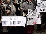 На границе Ингушетии и Чечни прошел митинг беженцев. На него собрались несколько сот человек, в основном, женщины и дети из лагерей в Слепцовской и Карабулаке