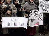 На границе Ингушетии и Чечни прошел митинг беженцев. На него собрались несколько сот человек, в основном, женщины и дети из лагерей в Слепцовской и Карабулаке На границе Ингушетии и Чечни прошел митинг беженцев. На него собрались несколько сот человек, в основном, женщины и дети из лагерей в Слепцовской и Карабулаке