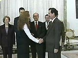 На этот раз встреча с Саддамом носила неполитический характер: он принимал у себя знаменитых арабских актеров, прибывших из Египта в Ирак на гастроли со спектаклем "Мама Америка"