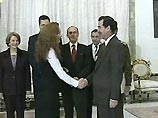 На этот раз встреча с Саддамом носила неполитический характер: он принимал у себя знаменитых арабских актеров, прибывших из Египта в Ирак на гастроли со спектаклем "Мама Америка" На этот раз встреча с Саддамом носила неполитический характер: он принимал у себя знаменитых арабских актеров, прибывших из Египта в Ирак на гастроли со спектаклем "Мама Америка"