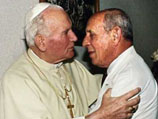 Папа Римский Иоанн Павел II и его хирург Джанфранко Финески в 1994 г.