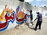 Палестинские власти смывают подстрекательские граффити Палестинские власти смывают подстрекательские граффити