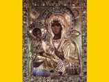 Икона является списком образа Богоматери-Троеручицы, находящегося в Хиландарском монастыре на святой горе Афон. На фото - один из примеров иконографии образа