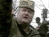 В обмен генерал Младич вернул двух французских летчиков, которых его войска 14 недель держали в заложниках после того, как их истребитель Mirage был сбит в окрестностях Сараево