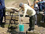 Коммунальщики отключили воду в поселке и продают ее по 2 руб. 40 копеек за ведро Коммунальщики отключили воду в поселке и продают ее по 2 руб. 40 копеек за ведро