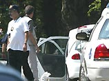 Он был задержан сотрудниками Секретной службы США, отвечающей за охрану президента, только после того, как попытался пройти в ту часть отеля, которая была выделена для Буша с семьей Он был задержан сотрудниками Секретной службы США, отвечающей за охрану президента, только после того, как попытался пройти в ту часть отеля, которая была выделена для Буша с семьей