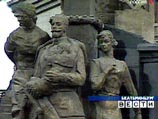 В ансамбль храма включен памятник царской семье. Он представляет собой скульптурную композицию, в художественной форме представляющую трагический момент спуска Николая II и его семьи в подвал дома Ипатьева на расстрел В ансамбль храма включен памятник царской семье. Он представляет собой скульптурную композицию, в художественной форме представляющую трагический момент спуска Николая II и его семьи в подвал дома Ипатьева на расстрел