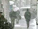 Сильнейшие снегопады обрушились на Японию. Синоптики сообщают, что интенсивность осадков сохранится, по меньшей мере, до завтрашнего дня, и предупреждают о возможном сходе лавин в горных районах страны