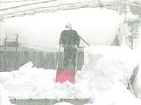 Для зимней Москвы это обычное явление, для Японии же - почти катастрофа. Как сообщает НТВ, всего за одну ночь сильный снегопад засыпал тротуары и проезжую часть, сделав их практически непроходимыми