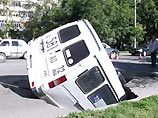 В Тюмени под землю провалилась маршрутка с 12 пассажирами В Тюмени под землю провалилась маршрутка с 12 пассажирами