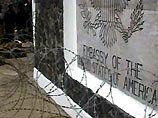 По крайней мере одна мина разорвалась на территории жилого комплекса посольства США, где укрываются около 10 тыс. либерийцев