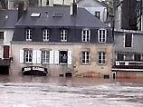 От сильнейшего наводнения пострадали десятки городов и населенных пунктов полуострова Бретань. По информации французских властей, за сутки уровень воды в местных реках поднялся на метр