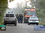 В подмосковном поселке Толстопальцево, расположенном в 30 км от столицы, продолжается операция ФСБ и Генпрокуратуры по разминированию взрывных устройств, предположительно оставленных террористами