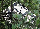 Прибывшие на место происшествия сотрудники УВД Жулебино Москвы и Люберецкого УВД обнаружили лежащий под деревом фанерный плакат с обломанным краем и фрагментом надписи