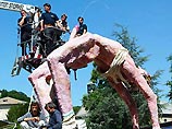 В Зальцбурге разгорается скандал. Недовольство властей города вызвала огромная статуя голого человека с 60-сантиметровым эрегированным пенисом, которая была торжественно открыта накануне визита в город принца Чарльза