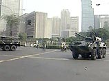 Это дает право армии наряду с полицией применять силу для предотвращения беспорядков, введено в связи захватом гостиничного комплекса Oakwood в столице страны Манилы
