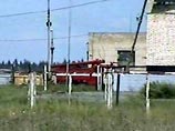 Горящий ангар был сразу же оцеплен военнослужащими. К месту были вызваны бригады пожарных Горящий ангар был сразу же оцеплен военнослужащими. К месту были вызваны бригады пожарных